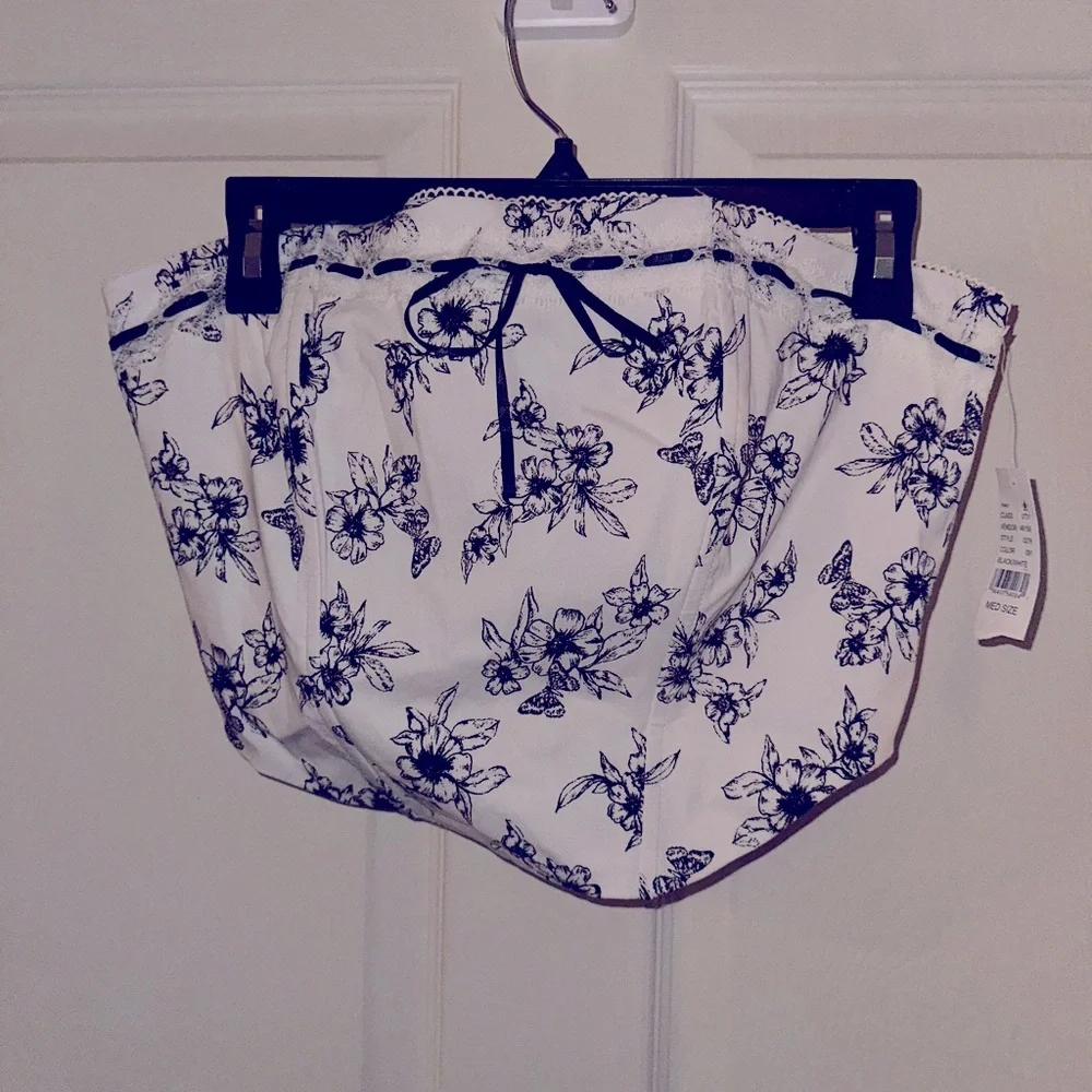 PacSun Beverly and Beck White and Black Floral sleeveless corset crop top M